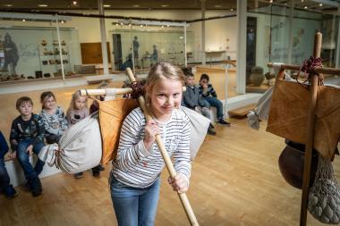 Wie schwer ein Römer zu tragen hatte, erfahren Schüler und Schülerinnen beim Programm "Römer to Go" hautnah.<br>Foto: LWL/ P. Jülich