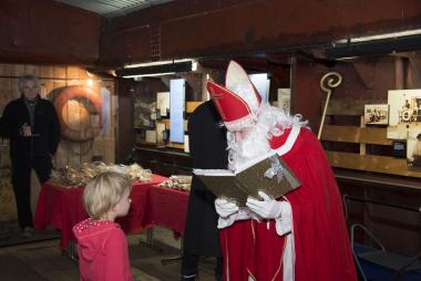 Sankt Nikolaus liest aus seinem goldenen Buch.<br>Foto: LWL/Hudemann 