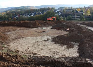 Bei Neu-Listernohl, einem westlichen Stadtteil von Attendorn im Kreis Olpe, wird ein neues Wohngebiet erschlossen. Zuvor müssen die Archäologen jedoch zahlreiche alte Siedlungsspuren sichern. Vor dem Bagger ist ein neuzeitlicher Kalkbrennofen zu erkennen.<br>Foto: LWL/M. Baales