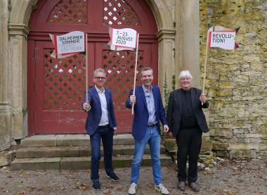 Neustart für Traditions-Festival: Museumsdirektor Dr. Ingo Grabowsky, Intendant Harald Schwaiger und der Vorsitzende des Vereins der Freunde des Klosters Dalheim e.V. Hans-Dieter Seidensticker (v.l.) präsentieren das Programm des "revolutionierten" Dalheimer Sommers.<br>Foto: LWL/Kristina Schellenberg