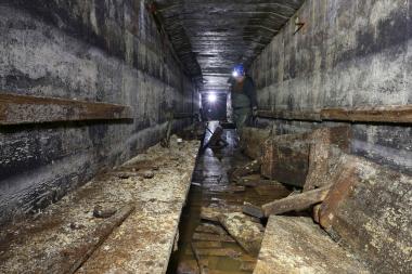 Vorsichtig bewegt sich Lutz Cramer (LWL-Archäologie für Westfalen) durch den Deckungsgraben. Überall befinden sich noch die Einrichtungsgegenstände aus dem Zweiten Weltkrieg<br>Foto: LWL/T. Poggel