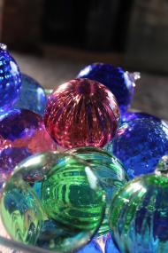 Am 1. Advent demonstrieren die Gernheimer Glasmacher die Herstellung bunter Christbaumkugeln.<br>Foto: LWL 