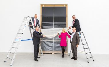 ie Förderer packen das Gemälde von Pierre Soulages aus (v.l.): LWL-Direktor Matthias Löb, Museumsdirektor Dr. Hermann Arnhold, LWL-Kulturdezernentin Dr. Barbara Rüschoff-Parzinger, Vorsitzender der Freunde des Museums für Kunst und Kultur Matthias Lückertz und Vorsitzender der Sparkasse Münsterland Ost Markus Schabel.<br>Foto: LWL / Hanna Neander