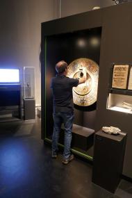 Ein Mitarbeiter des LWL-Archäologiemuseums prüft die Beleuchtung.<br>Foto: LWL/A. Berner