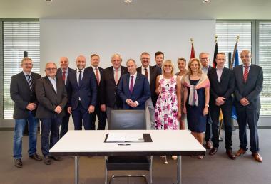 Ein neuer Landesrahmenvertrag über die Leistungen der Eingliederungshilfe für Menschen mit Behinderungen in Nordrhein-Westfalen wurde am 23. Juli 2019 von den Landschaftsverbänden Rheinland (LVR) und Westfalen-Lippe (LWL), den kommunalen Spitzenverbänden (Städtetag NRW, Landkreistag NRW, Städte- und Gemeindebund NRW), den Wohlfahrtsverbänden sowie den öffentlichen und privat-gewerblichen Leistungsanbietern im Beisein von NRW-Sozialminister Karl-Josef Laumann unterzeichnet.<br>Foto: LVR