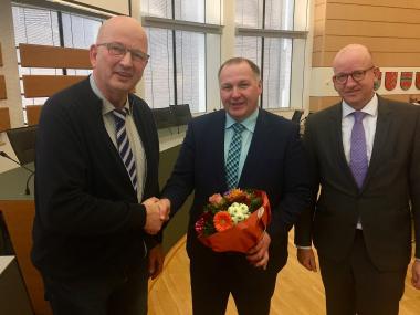 Gratulieren Stephan Deimel (M.) zur Wahl zum Pflegedirektor des LWL-Zentrums für Forensische Psychiatrie in Lippstadt-Eickelborn: Josef Geuecke, Vorsitzender des Gesund-heits- und Krankenhaus-Ausschusses (l.), und LWL-Maßregelvollzugsdezernent Tilmann Hollweg.&lt;br&gt;Foto: LWL/Fechtner 