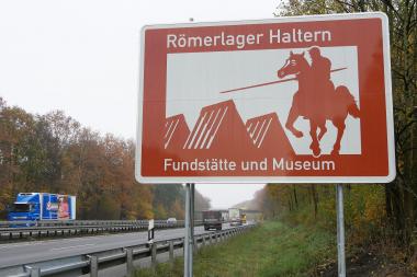 Nach zehn Jahren steht nun auch das zweite Hinweisschild zu Museum und Fundstätte des Römerlagers Haltern am Rastplatz Brinkfortsheide/ Haard.<br>Foto: LWL/Steimer