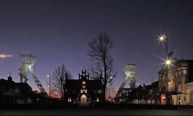 Am Abend erstrahlt die Zeche Zollern in besonderem Glanz.<br>Foto: LWL/Hudemann