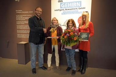 Als 300.000ste Besucherinnen begrüßten LWL-Kulturdezernentin Dr. Barbara Rüschoff-Parzinger (rechts) und Museumsdirektor Dr. Jan Ole Kriegs (links) die beiden Münsteranerinnen Marlies Vinnenberg (Mitte rechts) und Brigitte Olschewski (Mitte links).<br>Foto: LWL/Immel