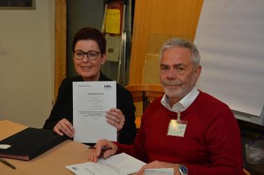 LWL-Jugenddezernentin Birgit Westers (l.) und Karl-Eitel John, Jugendamtsleiter des Kreises Lippe, haben den ersten Kooperationsvertrag des Projekts "Eigenständige Jugendpolitik in kommunaler Verantwortung" unterzeichnet.<br>Foto: Kreis Lippe