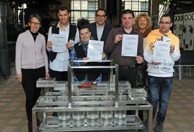 Bei der Übergabe der Zertifikate im Schiffshebewerk: Heike Strototte (v.l.), Marvin-Dennis Obi, Mareike Miethke, Dr. Arnulf Siebeneicker, Andre Weitzel, Birgit Holz und Stefan Beßling.<br>Foto: LWL / Appelhans