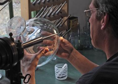 Heikko Schulze Höing veredelt Gläser in der Glashütte Gernheim.<br>Foto: LWL