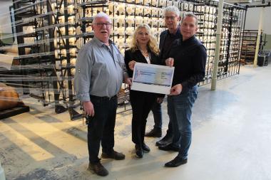Das Organisatorenteam des Adventsmarktes mit Hans Hüls (v.l.) und Olga Arnold übergibt gemeinsam mit LWL-Museumsleiter Dr. Hermann Stenkamp den Spendenscheck an Rainer Schwital.<br>Foto: Terwei