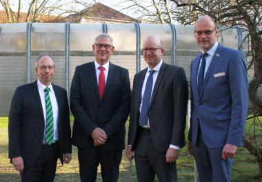 Sie verabschiedeten den Pflegedirektor des LWL-Zentrums für Forensische Psychiatrie Lip-pstadt-Eickelborn, Bernd Sternberg (2.v.l.), in den Ruhestand: (v.l.) LWL-Direktor Matthias Löb, LWL-Maßregelvollzugsdezernent Tilmann Hollweg und Lippstadts Bürgermeister Christof Sommer, der auch Vorsitzender des Forensik-Beirates ist.&lt;br&gt; Foto: LWL/SchuFi 