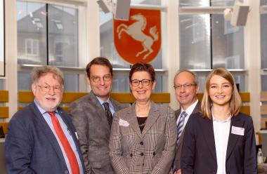 Dieter Gebhard, Vorsitzender der LWL-Landschaftsversammlung (v.l.), Staatssekretär Andreas Bothe, LWL-Jugenddezernentin Birgit Westers, LWL-Direktor Matthias Löb und und Lena Behnke, Sprecherin des Kinder- und Jugendrates NRW zogen eine  Bilanz nach 30 Jahren UN-Kinderrechtskonvention.<br>Foto: LWL/Stephan