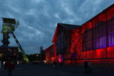In der illuminierten Maschinenhalle gibt es bei "Zollerns kleinem Winterzauber" Glühwein, Punsch und ein Weihnachtspostamt für Kinder.<br>Foto: LWL/Gehrmann