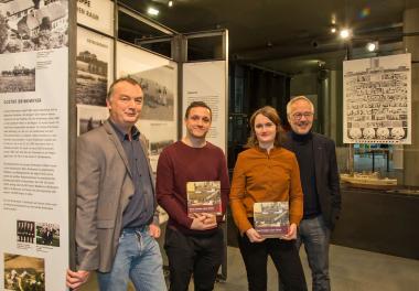 Stellen die Ausstellung in Hattingen vor: (v.l.) Kurator Willi Kulke, Patrick Thiemig und Delia Pätzold vom Hattinger Team, sowie Museumsdirektor Dirk Zache.<br>Foto: LWL / Hudemann