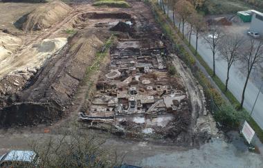 680 Quadratmeter groß ist die Fläche, auf der LWL-Archäologen die Glashütte "Becker" in Bad Driburg untersuchen.<br>Foto: LWL/Andreas Wibbe