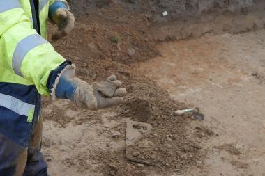 Scherben von Tongefäßen geben den Archäologen wichtige Hinweise zur zeitlichen Einordnung der Befunde.<br>Foto: LWL/Christian Gobbers