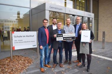 Regionalkoordinatorin Sandra Godau-Geppert (rechts) verleiht den Titel "Schule ohne Rassismus - Schule mit Courage" an die LWL-Schule für Kranke im Heithof: (V.l.) Prof. Dr. Dr. Martin Holtmann, Ärztlicher Direktor, Dr. Daniel Napieralski-Rahn, Kaufmännischer Direktor, Jürgen Beckmann-Hotte, Schulleiter, Daniel Skoda, Lehrer und Koordinator, und Thomas Linnemann, Pflegedirektor.<br>Foto: LWL