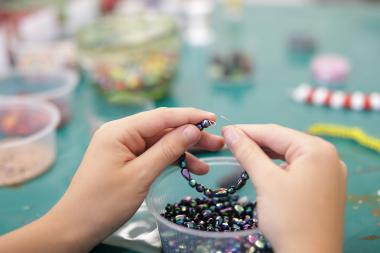 Schmuck aus Glasperlen kann man Sonntag in der Kinderwerkstatt basteln.<br>Foto: LWL/Lehn