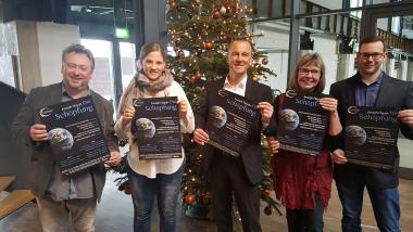 Dirigent Ingo Ernst Reihl, Eva Sickinger vom Förderverein, Thomas Alexander von der Volksbank Hattingen-Sprockhövel und Gunda Otholt sowie Dennis Vilcu vom LWL-Industriemuseum präsentieren das Konzertplakat.<br>Foto: LWL