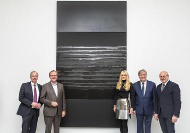 Die Förderer freuen sich über die Neuerwerbung des LWL-Museums für Kunst und Kultur (v.l.): LWL-Direktor Matthias Löb, der Vorsitzende der Freunde des Museums für Kunst und Kultur, Matthias Lückertz, LWL-Kulturdezernentin Dr. Barbara Rüschoff-Parzinger, Museumsdirektor Dr. Hermann Arnhold, Oberbürgermeister und Verwaltungsratsvorsitzender der Sparkasse Münsterland Ost, Markus Lewe.<br>Foto: LWL/Hanna Neander