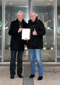 LWL-Krankenhausdezernent Prof. Dr. Meinolf Noeker (l.) gratuliert Thomas Voß zur Berufung in den Umweltgutachterausschuss.<br>Foto: LWL/Kaufhold