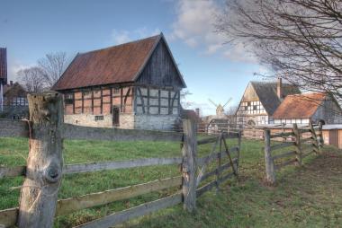 Bei den Winterspaziergängen durch das LWL-Freilichtmuseum Detmold kann man neue Eindrücke gewinnen und auch fotografisch festhalten.<br>Foto: LWL/Linse
