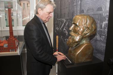 Bei der inklusiven Führung für Menschen mit Sehbehinderung gibt es auch Objekte zum Anfassen.<br>Foto: LWL/Hudemann