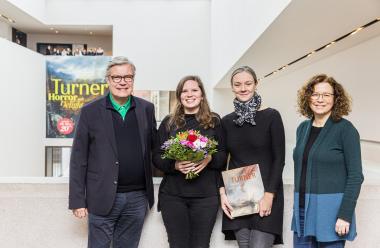 Dr. Hermann Arnhold, Direktor des LWL-Museums für Kunst und Kultur, und Kuratorin Dr. Judith Claus (r.) begrüßten die 100.000. Besucherin der Turner-Ausstellung, Julia Eckel (l.) in Begleitung von Nora Schomacher.<br>Foto: LWL/Hanna Neander