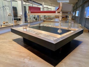 Die 3D-Rekonstruktion einer römischen Kline aus Haltern ist ab sofort dauerhaft in der Ausstellung des LWL-Römermuseums zu sehen.<br>Foto: LWL/ J. Mühlenbrock