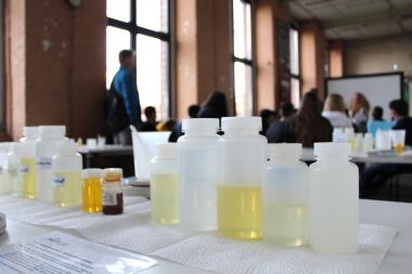 Im Textilwerk Bocholt sammeln insgesamt 80 Schüler aus dem Grenzraum beim Workshop "Kosmetik" des Neanderlabs erste Laborerfahrungen.<br>Foto: LWL 
