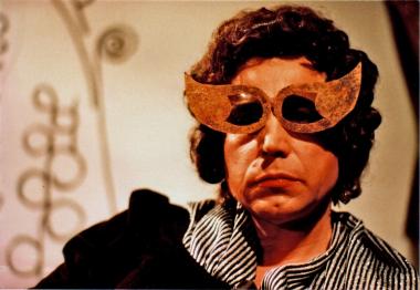 Im Film "Peggy und die anderen oder Wer trägt die Avantgarde", den das LWL-Museum am Freitag (24.1.) zeigt, schlüpft Bazon Brock in unterschiedliche Kostüme und Rollen.<br>Foto: © Nachlass Werner Nekes.