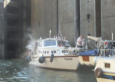 Czierpka berichtet über seine Erlebnisse. Auch in einer Schleuse kann es brennen.<br>Foto: Czierpka