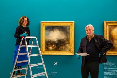 Die Kuratorin Dr. Judith Claus und der Museumsdirektor Dr. Hermann Arnhold freuen sich über die erfolgreiche Turner Ausstellung und beginnen nun mit dem Abbau.<br>Foto: LWL/Hanna Neander