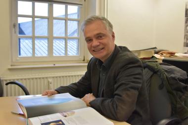 Dr. Martin Kroker blättert durch den Ausstellungskatalog zur Ausstellung &quot;Leben am Toten Meer&quot;.&lt;br&gt;Foto: LWL/Rütershoff 