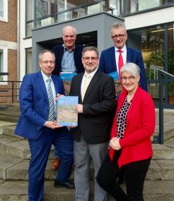 LWL-Direktor Matthias Löb (l.) und die Autorin Dr. Carola Bischoff (r.) haben das druckfrisches Buch an den Warendorfer Bürgermeister Axel Linke (m.) übergeben, mit dabei waren Prof. Dr. Karl-Heinz Otto (hinten v.l.) und Dr. Rudolf Grothues (Vorsitzender und Geschäftsführer der Geographischen Kommission.&lt;br&gt;Foto: LWL 