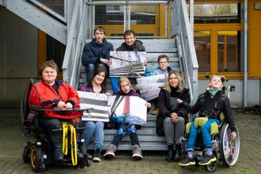 Die Foto AG der Liboriusschule stellt ihre Werke aus: (oben v.l.) Erik, Jonathan und Lukas, (unten v.l.) Janosch, Tanja Demir (Lehrerin), Luisa, Sandra und Benjamin.<br>Foto: LWL/Stefan Roeren
