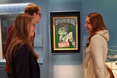 Echsenmenschen unter uns? An den letzten vier Wochenenden der Sonderausstellung im Kloster Dalheim machen sich Besucher bis 20 Uhr ein Bild von "Verschwörungstheorien - früher und heute".<br>Foto: Ansgar Hoffmann, hoffmannfoto.de