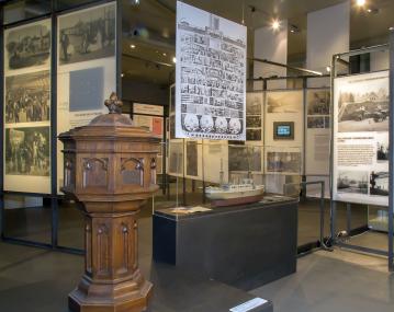 Blick in die Ausstellung "Vom Streben nach Glück".<br>Foto: LWL / Hudemann