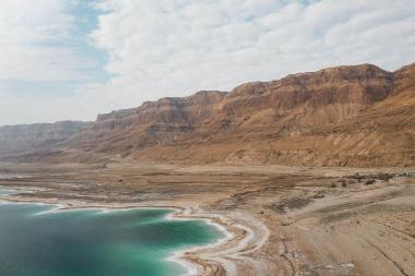 Das Tote Meer ist umgeben von einer beeindruckenden Wüstenlandschaft.<br>Foto: Dave Herring, unsplash.com