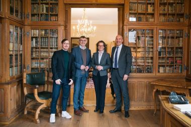 Wurden von Dr. Jörg Albrecht (li.) durch das Droste-Museum auf Burg Hülshoff geführt: (v. li.) Wilhelm Korth, Ministe-rin Ina Scharrenbach, Dr. Georg Lunemann .<br>Foto: Natalie Lindner