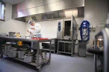 Auch vegetarische und vegane Gerichte stehen auf dem Plan der Integrationsküche Nordkirchen. Jan Hasselbach hilft als Praktikant tatkräftig mit.<br>Foto: LWL
