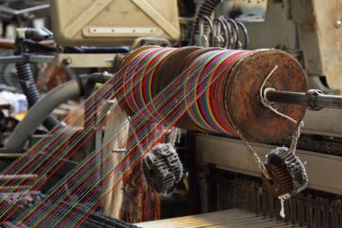 Wie aus bunten Garnen bunte Stoffe werden, erfahren Kinder und Erwachsene im Textilwerk Bocholt.<br>Foto: LWL