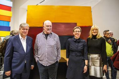 Freuten sich über die großzügige Schenkung von Sean Scully (2. v. l.): LWL-Kulturdezernentin Dr. Barbara Rüschoff-Parzinger, Kuratorin Dr. Tanja Pirsig-Marshall und Museumsdirektor Dr. Hermann Arnhold (v. r.).<br>Foto: LWL/Hanna Neander