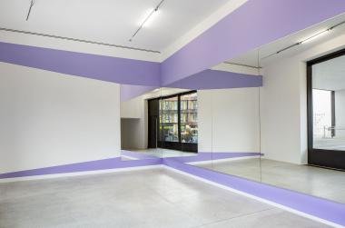 Die Künstlerin Paula Fröhlich hat in der Galerie der Gegenwart ein Kunstwerk aus Spiegeln errichtet.<br>Foto: LWL/Hanna Neander