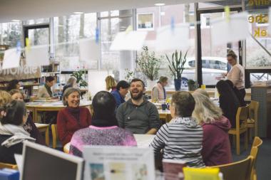 Illustrator Stefan Mosebach (Mitte) und Teilnehmerinnen eines ersten Workshops im Gespräch zu seinem Fürsorge-Memory.<br>Foto: Lennart Lofink