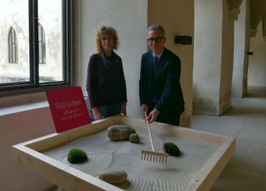 Meditativ: 14 Mitmach-Stationen laden in der Dalheimer Klausur zu einem Schweige-Selbstversuch ein - darunter auch ein kleiner Zen-Garten, den Museumspädagogin Dr. Christiane Wabinski und Museumsdirektor Dr. Ingo Grabowsky schon mal ausprobieren.<br>Foto: LWL/Kristina Schellenberg