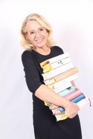 Literaturexpertin Angelika Hornig mit ihren Lieblingsbüchern.&lt;br&gt;Foto: LWL/Hornig 